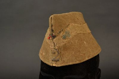 un chapeau qui a été porté sur une tête de mannequin