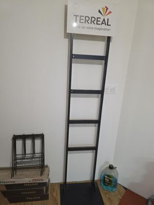 une échelle dans un coin de la pièce, à côté d'une chaise