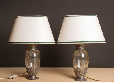 une paire de lampes vertes et blanches posées sur une table, sur fond noir