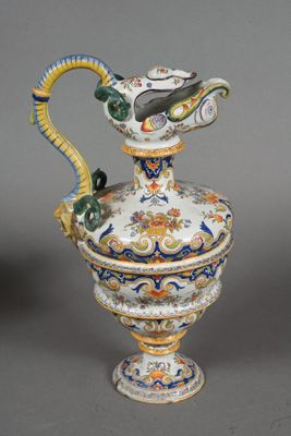 a vase that has a handle and a handle on it