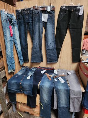 Lot de 9 pièces de vêtements femme comprenant plusieurs jeans en denim