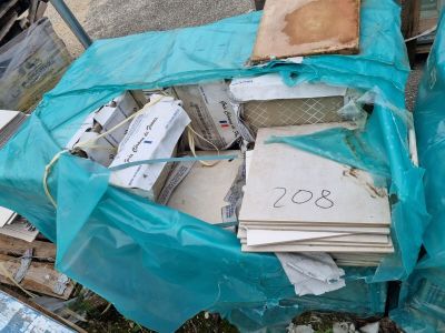 une pile de papiers et d'autres objets qui traînent par terre