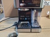 une cafetière posée sur une table