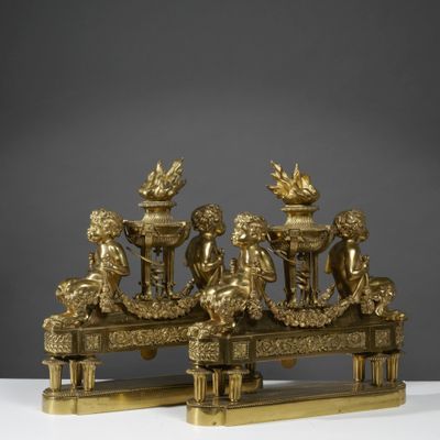 une figurine ancienne en laiton représentant un groupe de personnes assises sur un banc