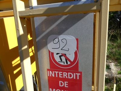 a sign on the side of a building that says interdit de montage