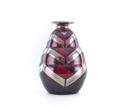 un vase rouge orné d'un motif géométrique