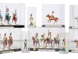 six figurines miniatures représentant des soldats à cheval, présentées dans des vitrines en verre