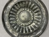 une assiette en argent ornée d'un motif circulaire