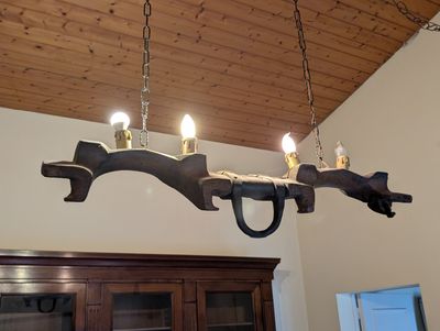 un lustre auquel est suspendu un pistolet au plafond