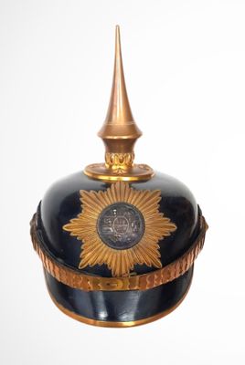 un chapeau noir et doré orné d'une étoile dorée