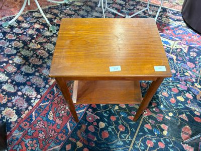 une petite table en bois sur laquelle est posée une étiquette