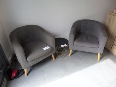 deux chaises placées l'une à côté de l'autre dans une pièce