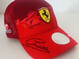 une casquette rouge ornée du logo Ferrari