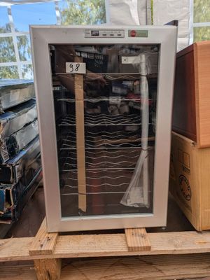 une vitrine contenant un marteau, posée sur une palette