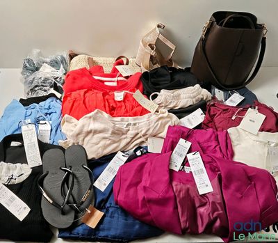 un tas de vêtements et un sac à main posés sur une table