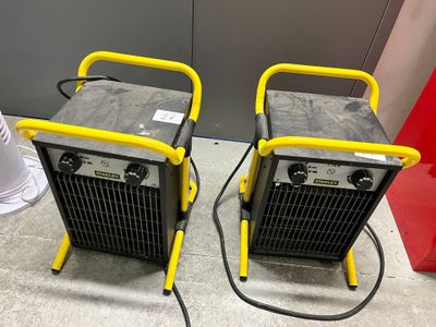 deux radiateurs jaunes et noirs posés par terre