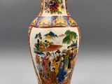 une image représentant un vase décoré d'une peinture, posé sur une table