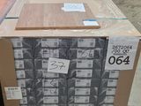 une grande caisse remplie de boîtes posée sur une palette dans un entrepôt