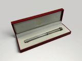 l'image d'un stylo dans un cadre rouge sur un fond blanc