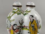 deux vases décorés de caractères asiatiques