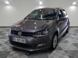 la photo d'une voiture grise garée dans un garage