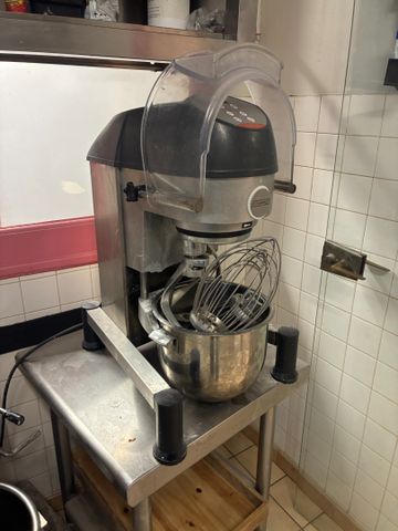 Batteur DITO SAMA XBE 10, deux cuves, trois accessoires (feuille,...