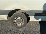 l'ombre d'une personne debout à côté d'une camionnette blanche