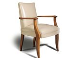 une chaise rembourrée avec une structure en bois et une assise recouverte de cuir