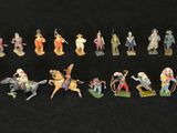 de nombreuses figurines représentant des personnes alignées sur un fond noir
