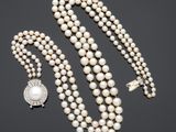 un ensemble composé d'un collier et de boucles d'oreilles en perles de culture et diamants