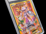 gros plan d'une carte pokemon dans un étui en plastique