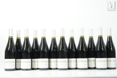 six bouteilles de vin sont alignées sur une table