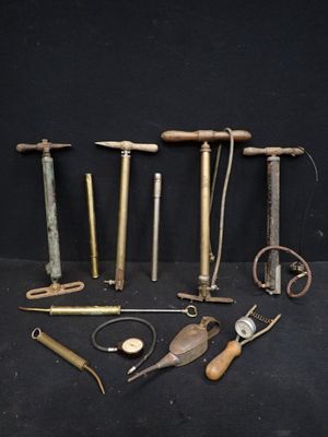 un grand nombre d'outils posés sur la table