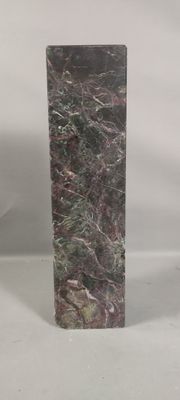 un bloc de marbre posé sur une surface blanche
