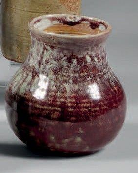 deux vases posés l'un à côté de l'autre sur une table