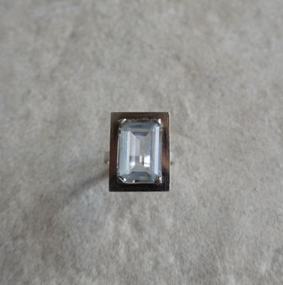 un gros plan d'une bague sertie d'une émeraude