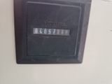 une horloge noire accrochée au mur d'un immeuble