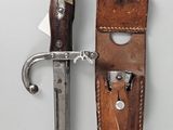 un vieux couteau muni d'un étui en cuir