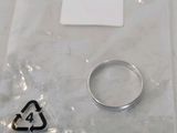 une photo d'un morceau de plastique sur lequel est fixé un anneau