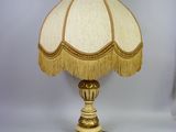 l'image d'une lampe posée sur une table