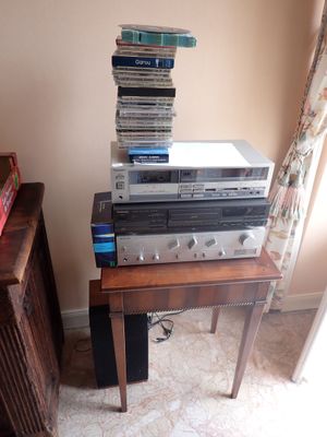 une pile de CD posée sur une table près d'une fenêtre