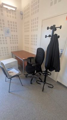 une image d'une pièce avec un bureau et une chaise