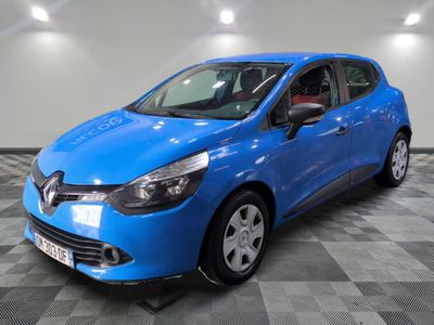 une voiture bleue est garée dans une pièce au sol à carreaux