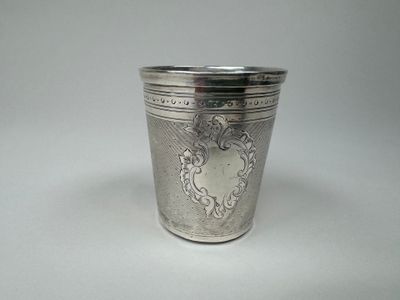 une coupe en argent posée sur une table