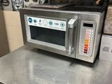 un micro-ondes posé sur un comptoir dans une cuisine