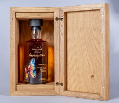 an image of a bottle of whisky in a wooden box