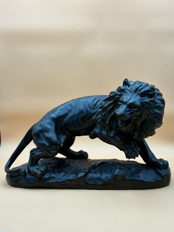 JOLIVEAUX (XIXe) « Lion bléssé rugissant ». Bronze à patine brune