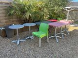 trois chaises et une table sur une surface recouverte de gravier