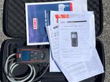 une mallette noire contenant des papiers et une calculatrice