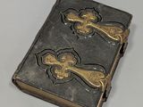 un livre orné d'une croix, posé sur une table